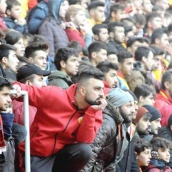 Üzgün Bir Halde Olan Bitene Bakarım.