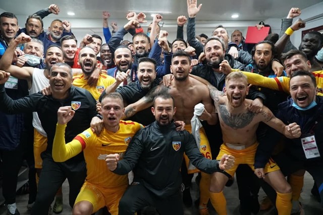 Kayserispor'un Maç Sonu Soyunma odası sevinci