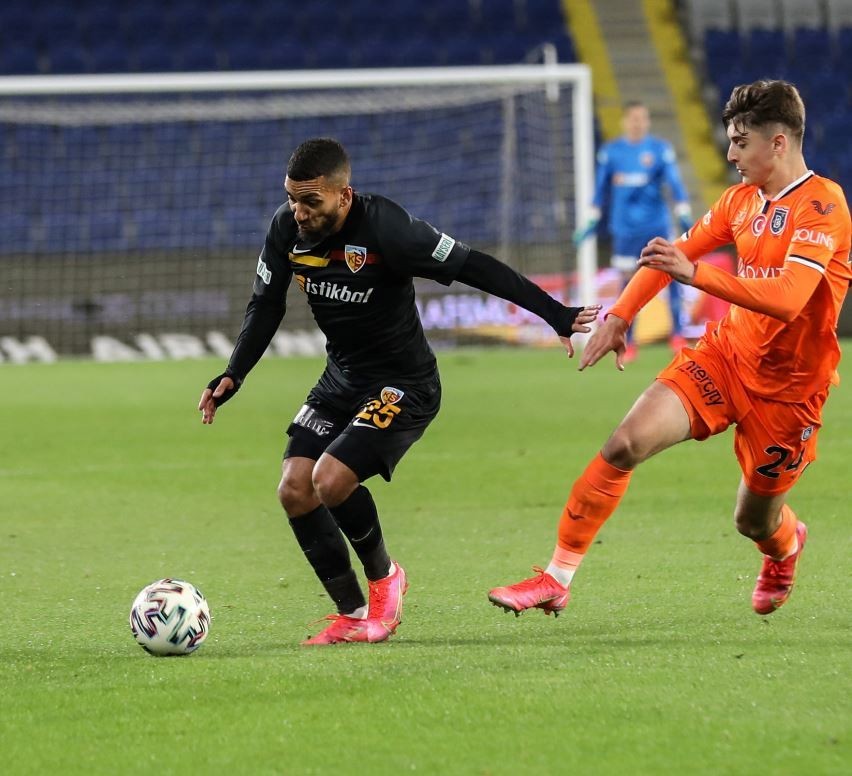 #25 Aaron Lennon #24 Ravil Tagir