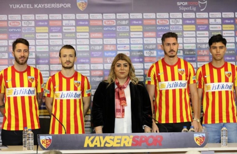 Dönemin Kayserispor Başkanı Berna Gözbaşı ve Bertolacci'nin imza töreni