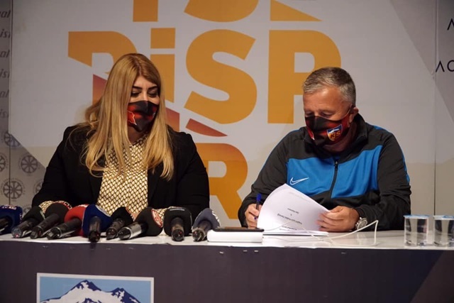 Dan Petrescu Resmi İmzayı Attı.