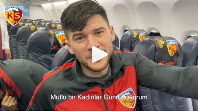 Kayserispor'lu Futbolcuları 8 Mart Dünya Kadınlar Gününü Kutladılar.