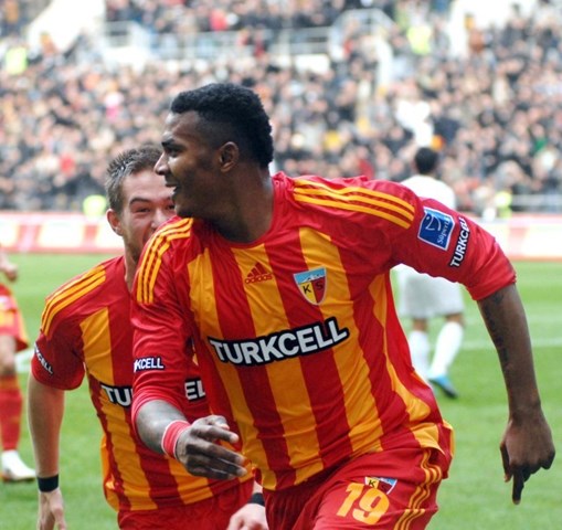 Ariza Makukula Futbolu Bırakma Kararı Aldı.