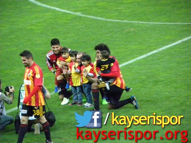 Futbolcular Çocukları ile Gövde Gösterisi Yaptı