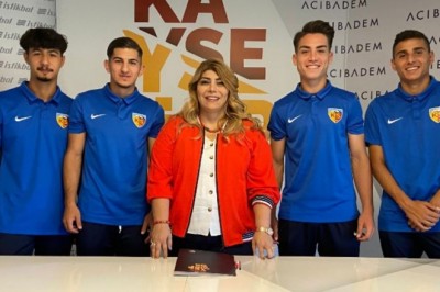 Kayserispor Alt Yapıdan 3 futbolcuya Profesyonel Lisans Çıkardı.