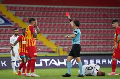 Hakem Halil Umut Meler Kayserispor'a 9 kırmızı kart gösterdi.